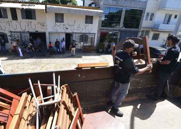 No operação, foram apreendidos itens como geladeiras, colchões e televisores. Havia aproximadamente 75 quartos no estabelecimento, composto de três casas interligadas