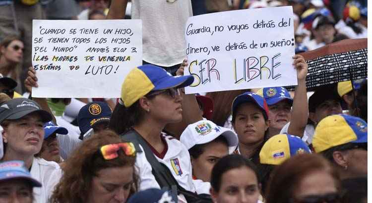 Manifestações similares foram convocadas em outras cidades. Os protestos contra o presidente Nicolás Maduro, exigindo eleições gerais como solução para a crise política e econômica no país, deixaram 36 mortos e centenas de feridos e detidos