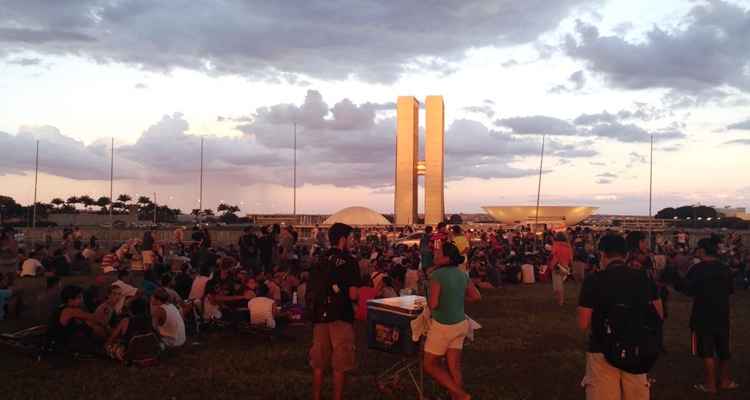 Manifestantes se reuniram no gramado do Congresso Nacional