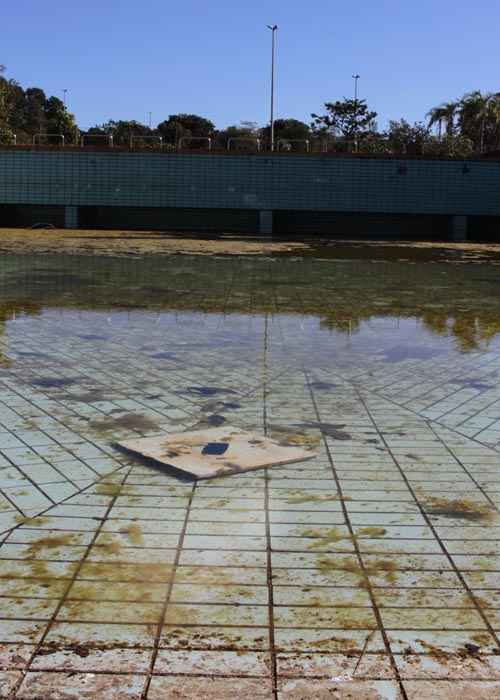 Piscina de Ondas, desativada, foi tomada pela sujeira e a água parada é um foco de insetos