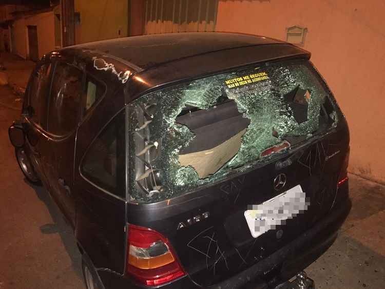 carro com o vidro traseiro quebrado