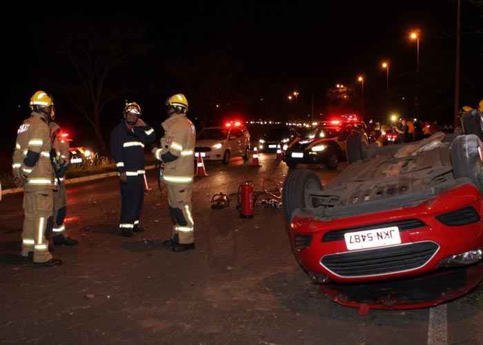 O Fiesta da família Cayres ficou destruído após ser atingido na traseira, sair da pista e capotar várias vezes na L4 Sul: suspeitos poderão ser indiciados por crime de racha