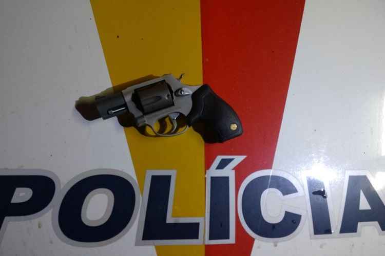 O suspeito tentou se desfazer da arma jogando-a embaixo do carro. O revólver calibre 38 estava com uma munição intacta e quatro deflagradas