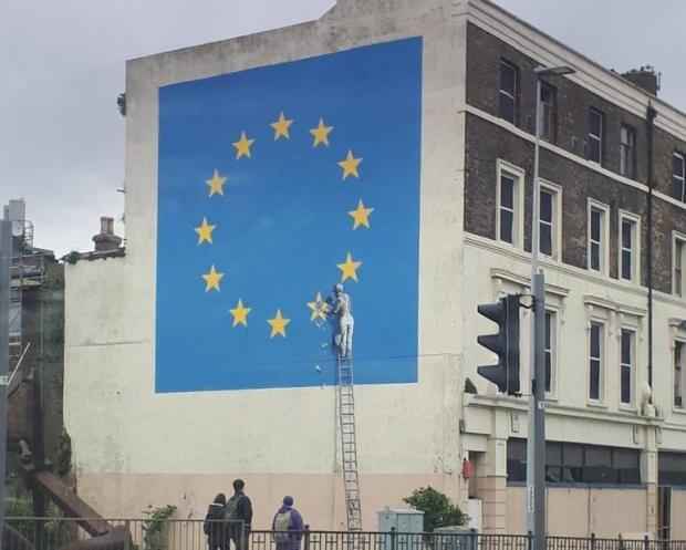 Banksy pinta mural em oposição ao Brexit
