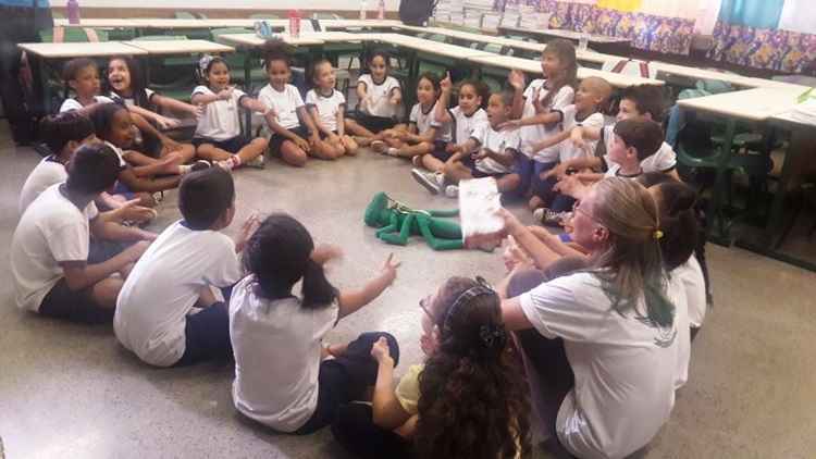 Grupo de crianças em rodinha na escola