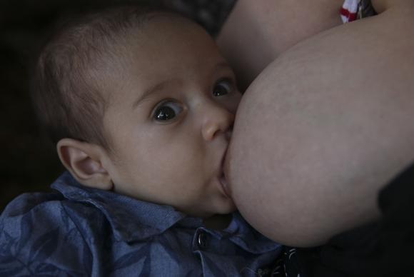 Todas as mães lactantes têm p direito à amamentação assegurado nas instituições federais, independentemente da  existência  de  locais  reservados  exclusivamente  para  esse  fim