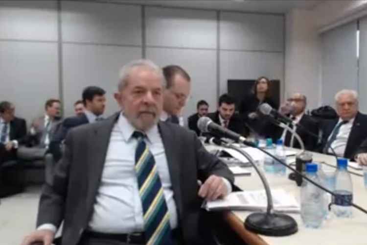 O ex-presidente, no entanto, admitiu que visitou o apartamento 164-A, do Edifício Solaris, que seria propina do esquema alvo da Operação Lava-Jato, paga pela OAS