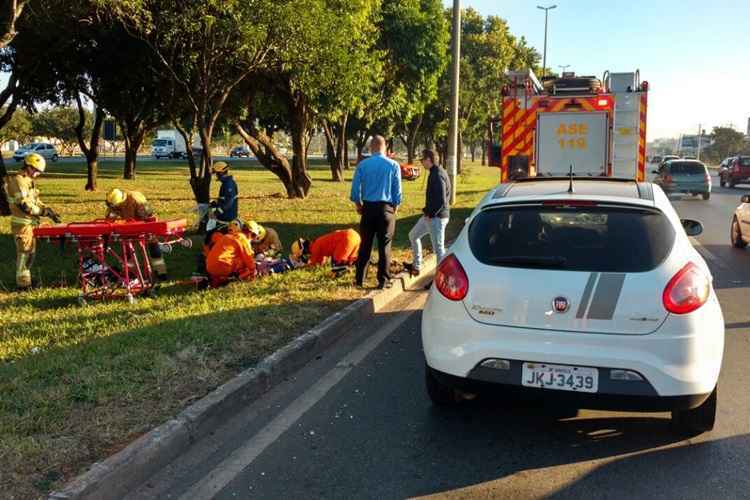 Segundo informações do Corpo de Bombeiros, o jovem sofreu fratura na perna direita, tem suspeita de fratura na costela e um corte na cabeça