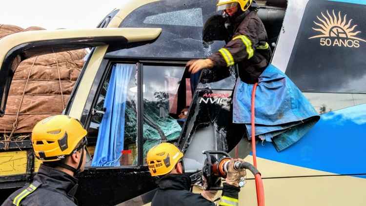 Bombeiros retiram motorista preso as ferragens