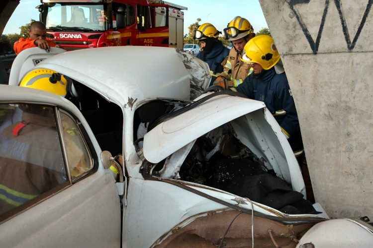 Socorristas do Corpo de Bombeiros tiveram que cortar a lataria do carro para resgatar Ricardo da Silva Souza de Queiroz