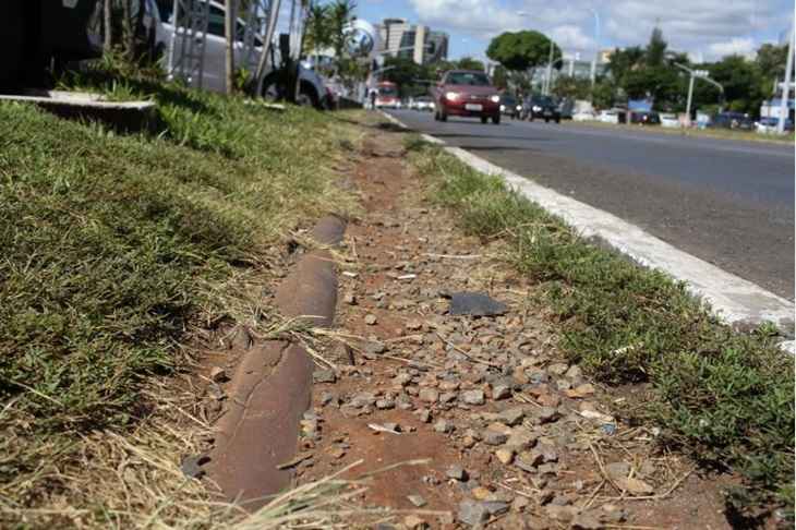 No Setor Comercial Norte: pontos sem calçadas para o pedestre