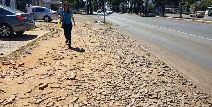 Na w3, o grupo encontrou calçadas tomadas pelo buracos e até totalmente destruídas