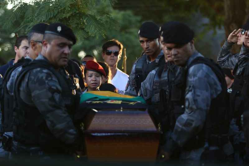 O sepultamento de Luciano Pereira, na tarde de ontem, foi marcado por homenagens da PM e a dor e a revolta da família