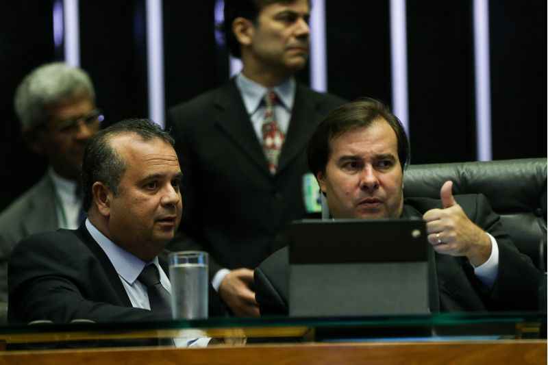 Além das dez MPs, que estão trancando a pauta de votações, Rodrigo Maia anunciou que pretende colocar na pauta de votações o PL que estabelece transição para as isenções fiscais concedidas pelos estados no âmbito da chamada guerra fiscal