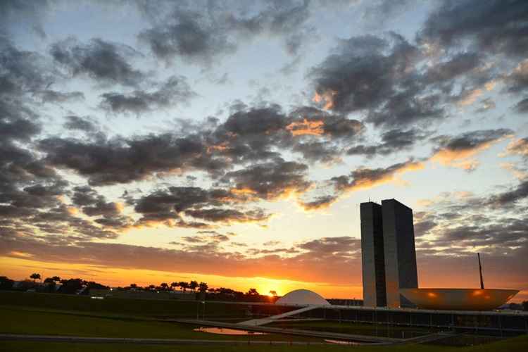 Nesta segunda (15/5), a temperatura máxima deve ser de 28°C, enquanto a mínima, a 18°C. A umidade relativa do ar pode variar de 90% a 50%