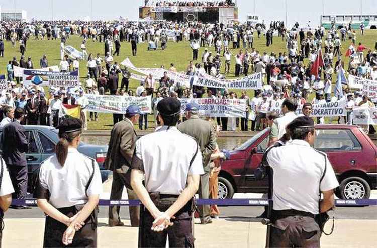 Desde 1998 prefeitos fazem caravanas a Brasília. Em 2003, eles ocuparam o gramado do Congresso para protestar contra a reforma tributária