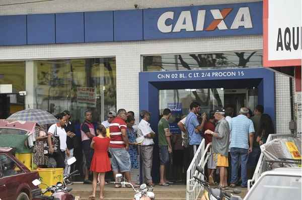 O valor retirado supera 55% do total de recursos disponíveis. Segundo a Caixa, os trabalhadores têm direito de retirar até R$ 43,6 bilhões até o momento.