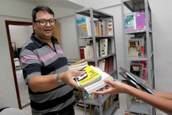 Com mais de 700 obras lidas, Adelmo Antoniassi, de 46 anos, se anima ao poder trocar livros na Biblioteca Pública do Guará