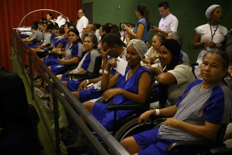 Atriz celebra Nelson Rodrigues, o maior dramaturgo brasileiro, em peça emocionada diante de pacientes do hospital