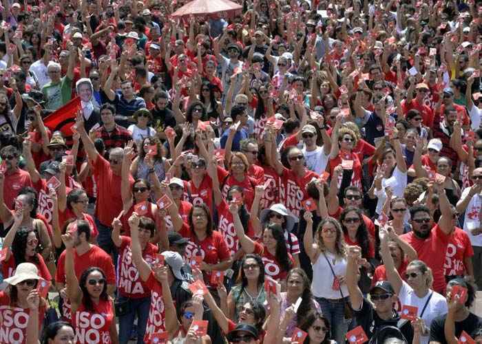 Os militantes de esquerda cobram a convocação de eleições diretas no País