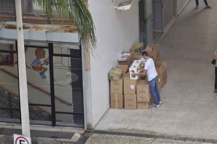 O grupo protestou em frente a um edifício do Setor Comercial Sul, onde acreditava ser a sede da tesouraria do partido