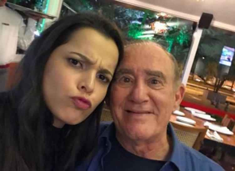 Emilly faz graça com o famoso Didi