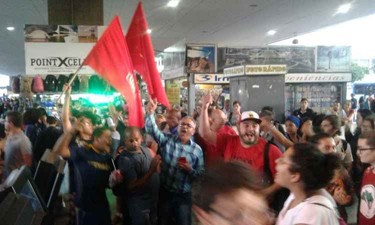 Participam do protesto integrantes de vários movimentos sindicais, que pedem a saída de Temer do poder