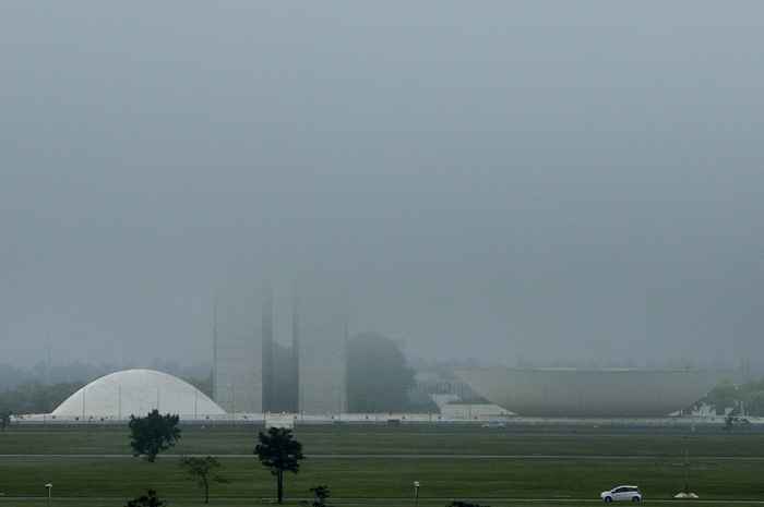 Congresso Nacional envolto em neblina.