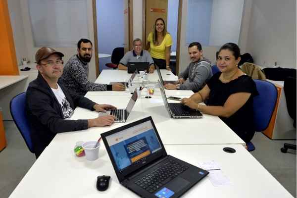 Cristiane (ao fundo) é sócia do primeiro espaço de coworking do DF