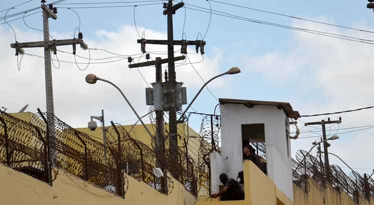 Ainda de acordo com a Seap, detentos de duas celas do Pavilhão Gama serraram as grades e fugiram pelo buraco no muro causado pela explosão