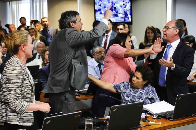 Confusão entre senadores da oposição e da base fizeram com que presidente da comissão, Tasso Jereissati, interrompesse a sessão