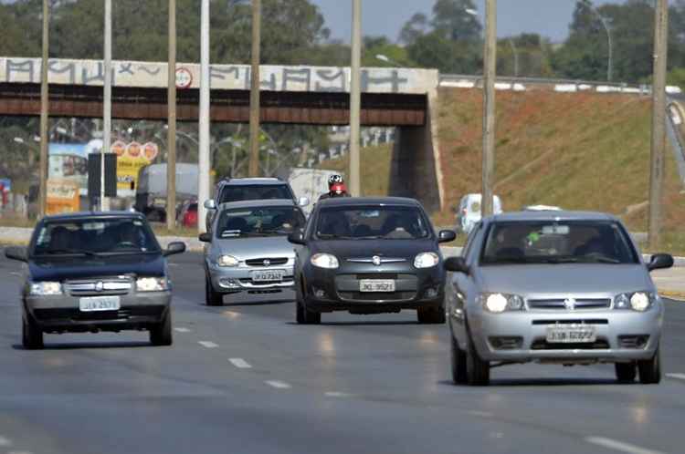 Carro com R$ 18 mil acumulados em multas é apreendido na Epia