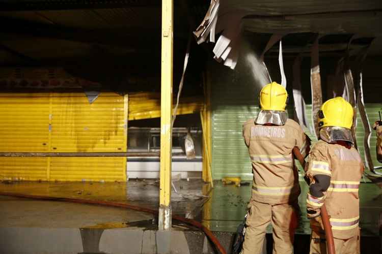 Ao todo, um ventilador, um balcão de atendimento, um freezer e uma estufa de frios foram destruídos dentro da casa. Já na propriedade ao lado, o mezanino era usado como depósito, e queimou uma parte do material estocado no local