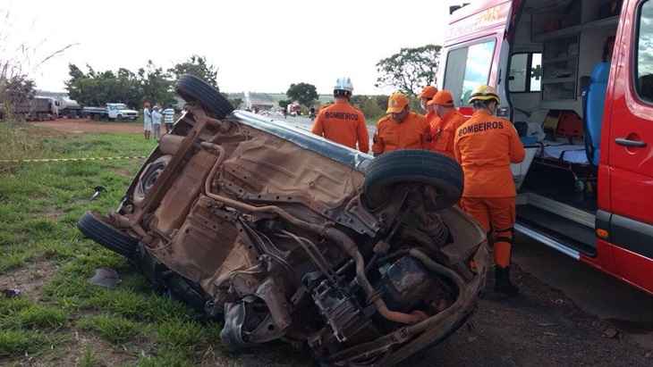 O carro capotou várias vezes e parou a 500m do caminhão