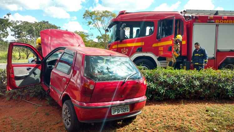 Os dois veículos ficaram fora da via e não causaram impacto no trânsito