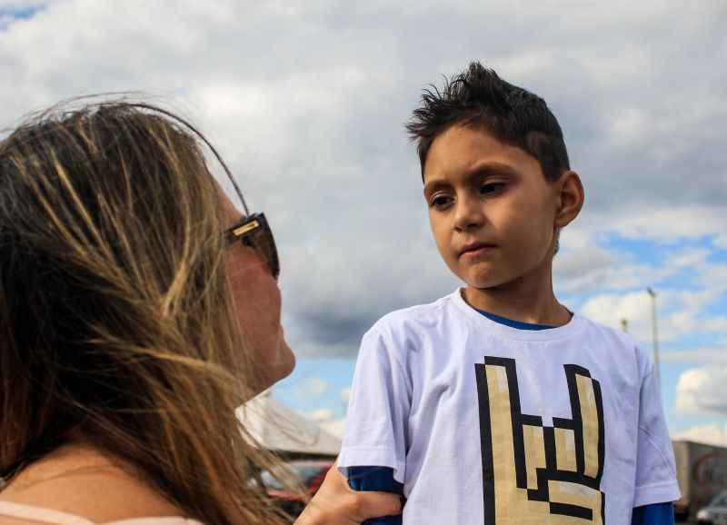 Giselle e o filho Arthur: menino teria tido um tumor curado graças a um milagre