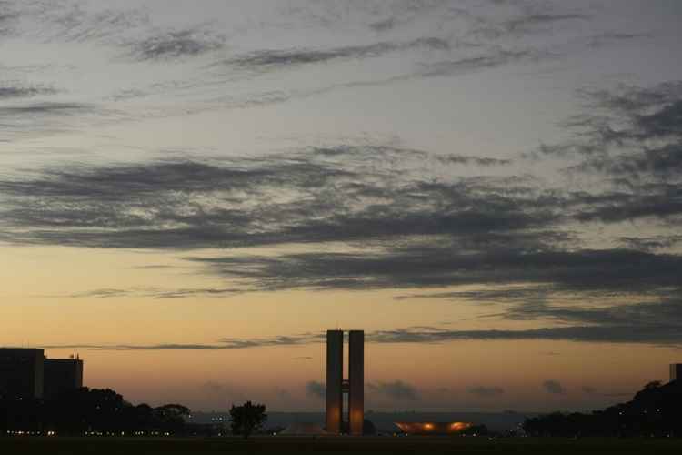 A temperatura máxima deve alcançar 28°C durante a tarde, enquanto a mínima pode registrar 17°C na madrugada. A umidade relativa do ar pode variar de 75% a 40% ao longo do dia.