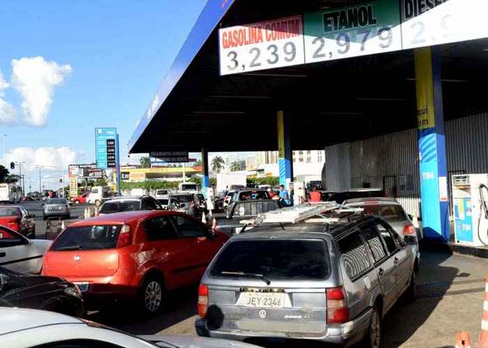 Posto de gasolina em Taguatinga: redes buscam atrair o consumidor com promoções e redução no preço do combustível