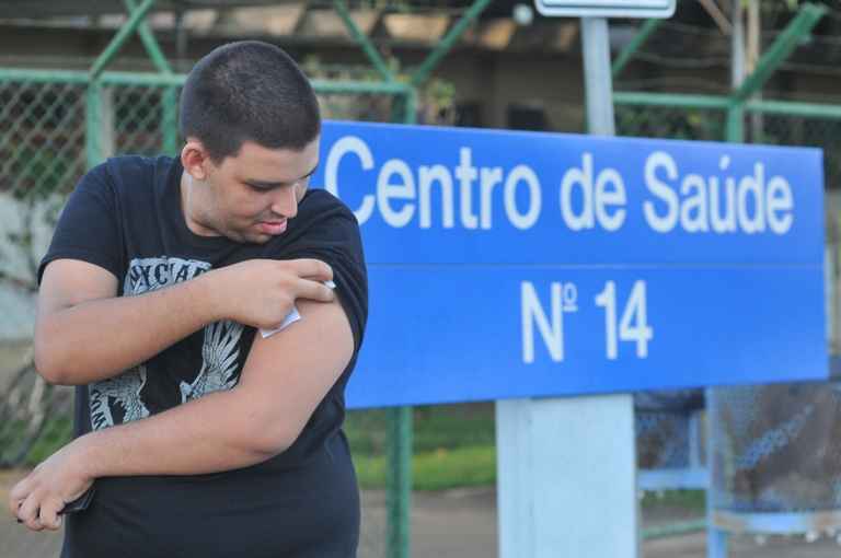 O estudante Victor se vacinou. Ela não faz parte do público-alvo, mas aproveitou a medida inédita do governo: 