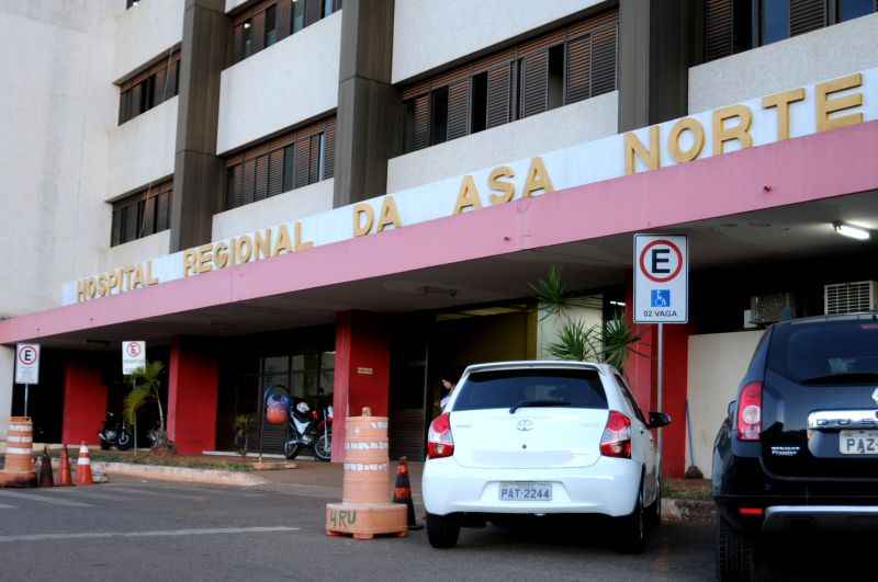 Suspeita de ter cometido o crime precisou passar pela portaria principal do hospital. O bebê estava internado no segundo andar do prédio