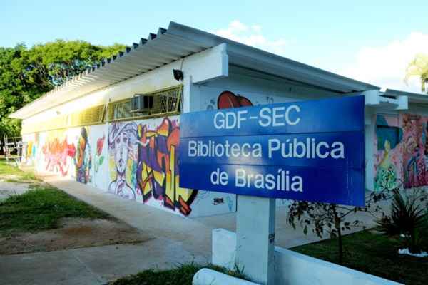 Paredes externas da Biblioteca Pública de Brasília receberam grafites no lugar das pichações