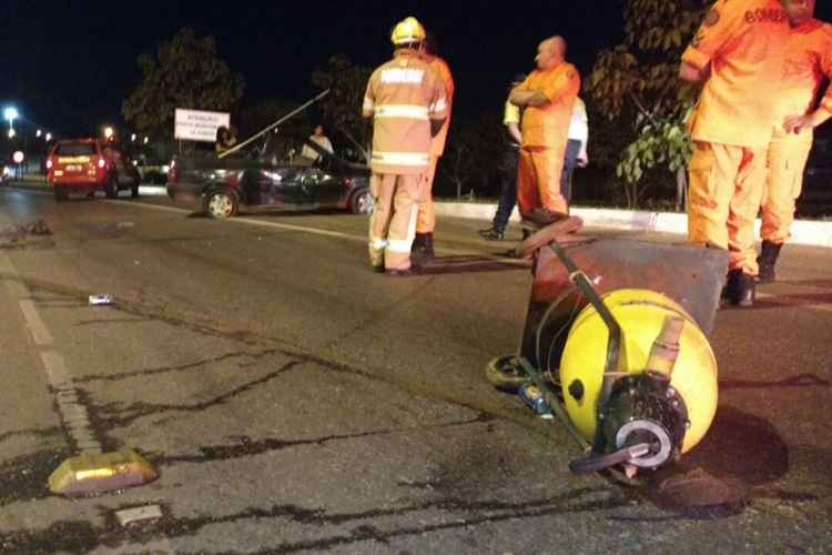 Com o impacto, o veículo foi parar no sentido oposto da via