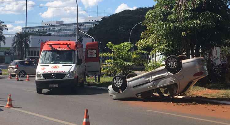 Carro capota na W3 Norte: nenhum ferido