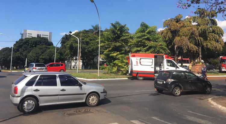 Um dos motoristas cruzou o semáforo e atingiu o outro carro. Nenhum dos ocupantes dos veículos se feriu