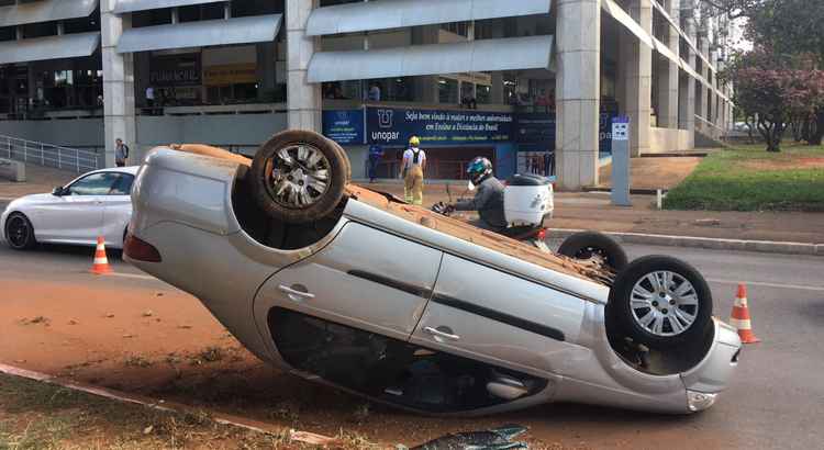 Um dos motoristas cruzou o semáforo e atingiu o outro carro. Nenhum dos ocupantes dos veículos se feriu