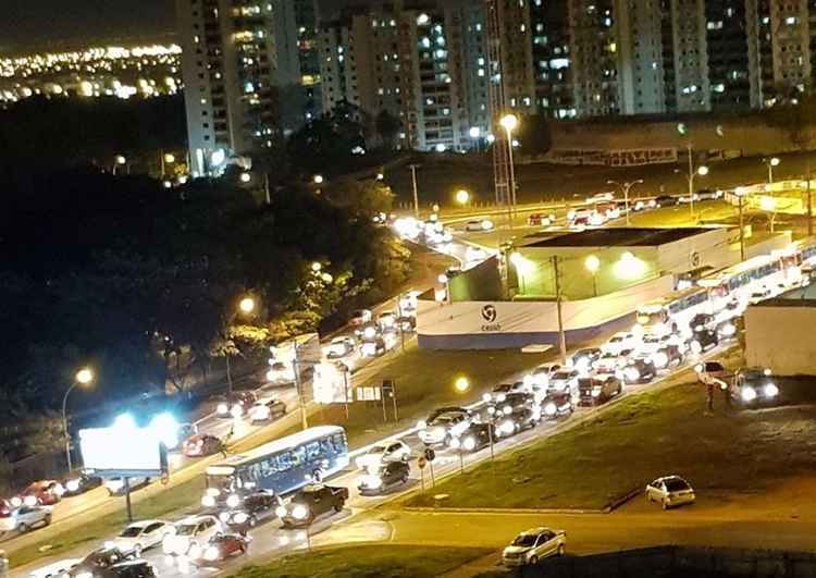 O trânsito ficou parado desde a altura do Guará até Águas Claras