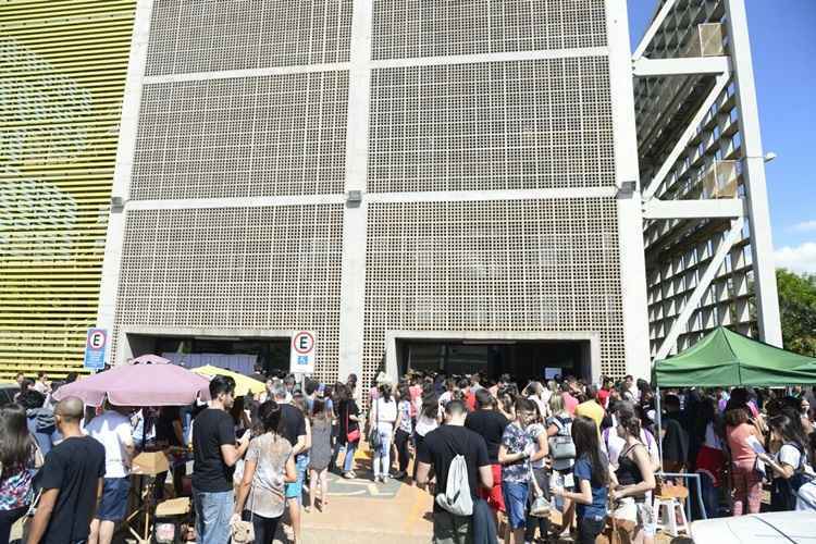 Antes mesmo da liberação da entrada dos candidatos, muitos já aguardavam do lado de fora. Preocupados com o trânsito, com o horário do transporte público e ansiosos para a prova,  alguns decidiram se antecipar e não perder o horário