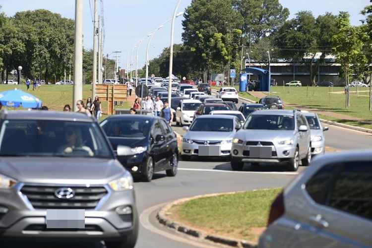 Antes mesmo da liberação da entrada dos candidatos, muitos já aguardavam do lado de fora. Preocupados com o trânsito, com o horário do transporte público e ansiosos para a prova,  alguns decidiram se antecipar e não perder o horário