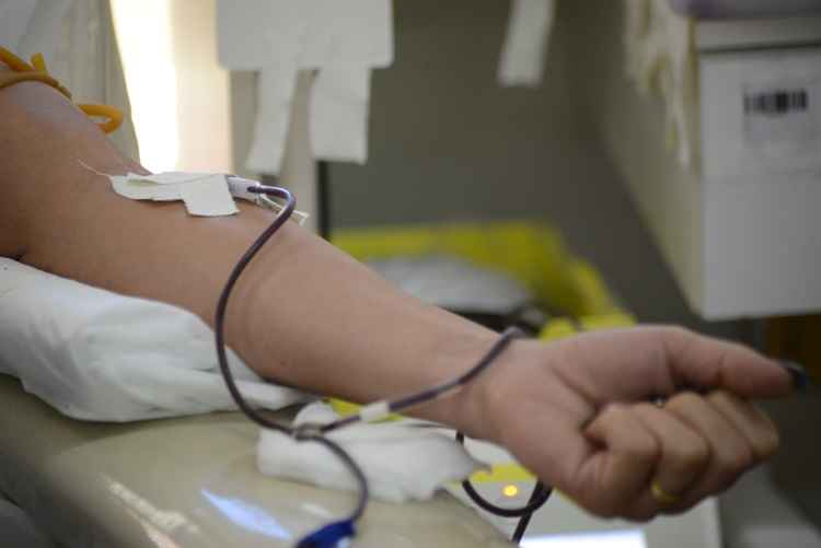 Apenas uma doação pode beneficiar até quatro pessoas. No Brasil, ao ano, cerca de 3,5 milhões de pessoas realizam transfusões de sangue