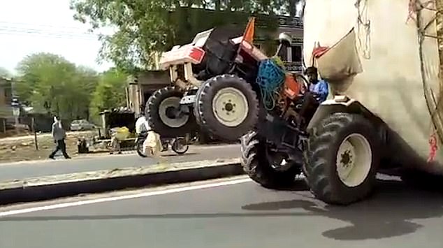 Trator com rodas levantadas por sobrepeso